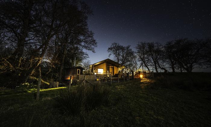 Stargazing experiences at Stellar Safari Lodge. Be captivated by the dark skies and the night sky full of stars.